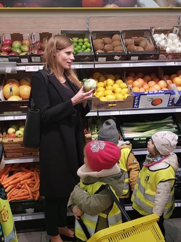gr i poznajmy warzywa i owoce- wyjscie do sklepu 10 copy